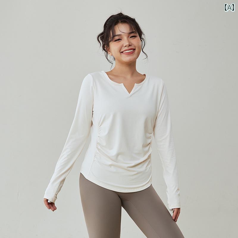 大きい サイズの 運動 上着の 女性は やせて います。 ヨガは 長袖の t シャツを 走ります。