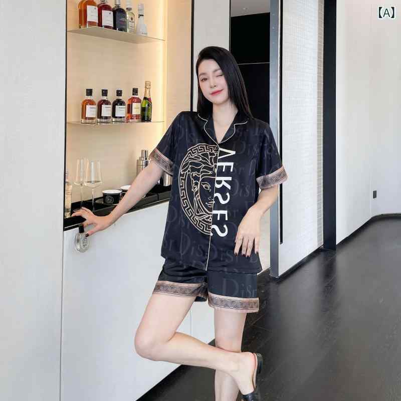 アイスシルクパジャマ レディース 秋 用 パジャマ メンズ 秋 用 パジャマ カップル パジャマ アイスシルクメンズパジャマ 秋 用 薄手 タイプ 外出 着としても 着用 可能製品カテゴリー: スーツ生地名: アイスシルクスタイル: スーツ,高級感主な生地構成: ポリエステル繊維（ポリエステル）厚さ: 薄い生地の厚さ（グラム重量）: 薄手 (101-120g/平方メートル)襟のタイプ: ラペル/ポロカラー袖丈: 七分袖パンツ丈: ショーツ機能: カジュアル,通気性のある,眠る,ホーム,涼しい,快適な,屋外でも着用可能市場投入までの時間: 2025年夏季節に合わせて: Summer,Spring,秋該当するシナリオ: OUTDOOR,ホーム,ホテルの浴場色: 黒のショートヘア - 女性,黒のショート - 男性サイズ: M--女性 [提案 40~50kg ],L--女性 [提案 50~60kg ],XL--女性 [推奨 60~70kg ],XXL--女性 [推奨 70~80kg ],L--男性 [提案 60~70kg ],XL--男性 [推奨 70~80kg ],XXL--男性 [推奨 80~90kg ],XXXL--男性 [推奨 90~105kg ]ブランド: その他ORIGIN: TAIZHOU商品番号: 7028ショート国境を越えた輸出に独占的に供給されるかどうか: いいえ主な生地成分の含有量: 95% (含む) ～ 100% (含まない)