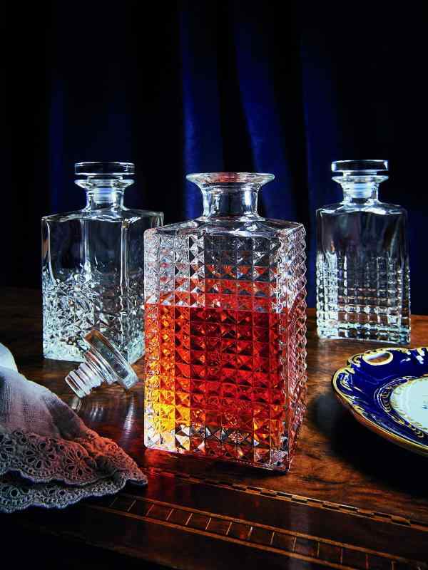 スカイライトのLuigi Bormioli(ルイジ ボルミオリ) デカンタ蓋付 クリア 750ml LU105｜アングル2