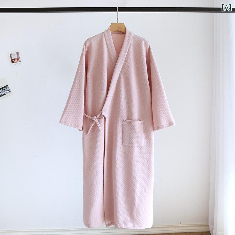 綿の 綿を 挟んで 綿の 着物の 寝 衣の 男女の カップルは 膝の 空気の 綿の ひもを 挟んで 綿を 挟ん..