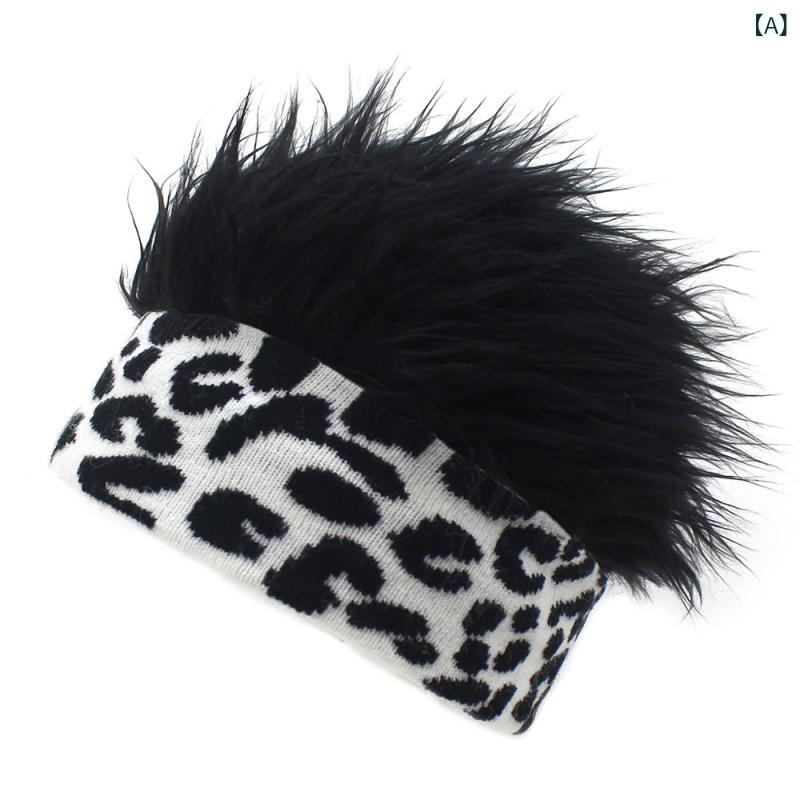 国境を 越えた 電気 商の 個性 的な 縞 模様の ニット 毛糸 帽が 帽子を かぶって いる