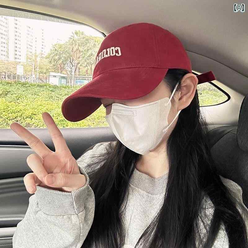 野球 帽の 女性の 頭の 周りの 文字が 毛を 磨いて います。(x2)