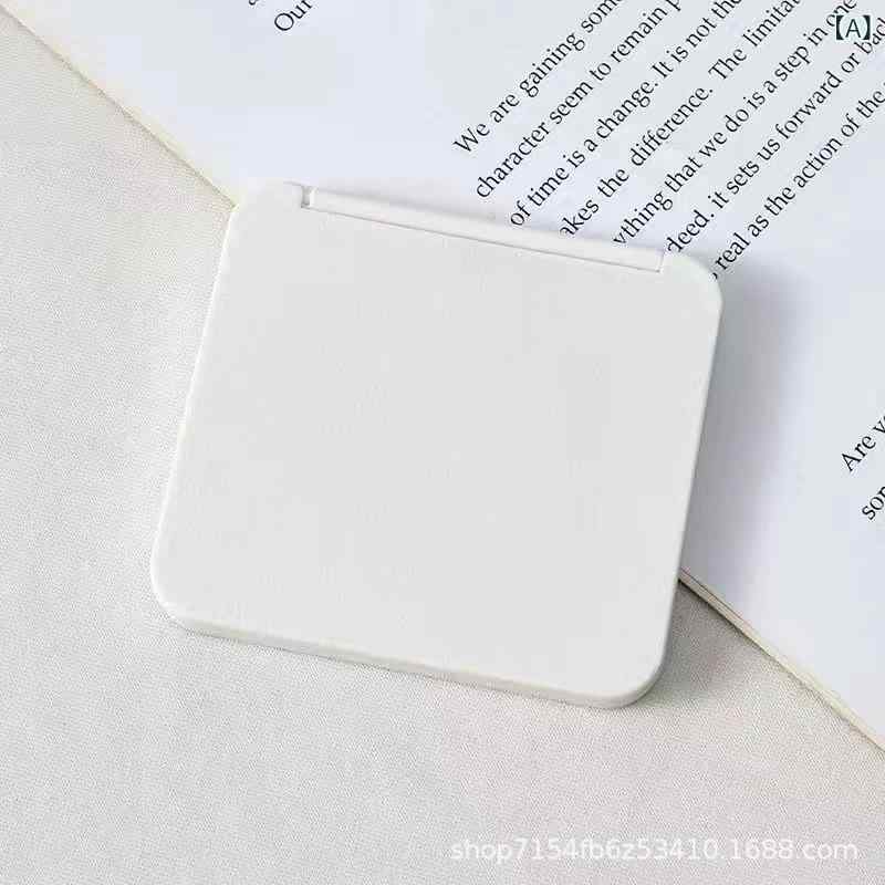 新型 鏡 化粧 鏡は 折り畳み 鏡を 持ち歩いて います。