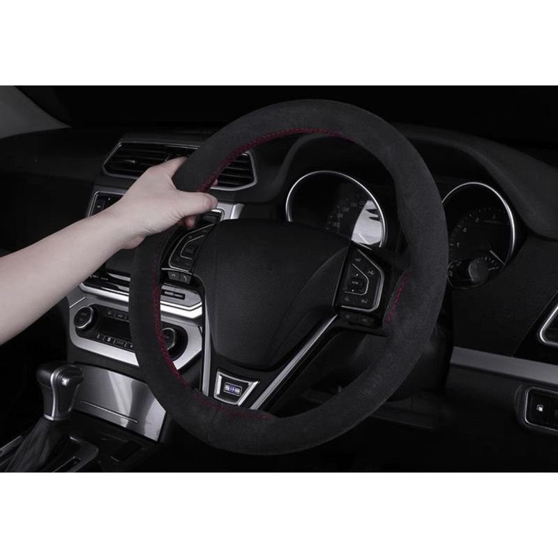 車用 ハンドルカバー ホンダ ZR-V RZ3 RZ4 RZ5 RZ6 RZ系 R5.4~ ホンダ フィット GR系 GR1/2/3/4/5/6/7/8型 R2.2~ に対応 編み込み式 ステアリングカバー スエード調生地 触感よく 滑り止め 汚れ防止 通気性 適合機種:　ホンダ 新型ZR-V ZR-V RZ3 RZ4 RZ5 RZ6 RZ系 R5.4~ ホンダ フィット 4代目 GR系 GR1/2/3/4/5/6/7/8型 R2.2~材質：ブラックスエード調生地 、とても柔らかく、手に心地よい感触をもたらします。滑り止め：表面には一定の摩擦力があり、手の滑りを減少させるのに役立ちます。 比較的耐摩耗性があり、一定の期間外観と質感を保つことができます。通気性：湿気を吸収する能力があり、手の汗を吸収し、同時に通気性もあります。四季対応：オールシーズン対応です。暖かくも冷たくもなく、心地よいドライブをお楽しみいただけます。