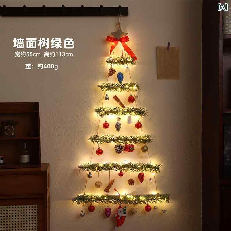 クリスマス 装飾 品の 壁に クリスマスツリーの ペンダントを 飾る