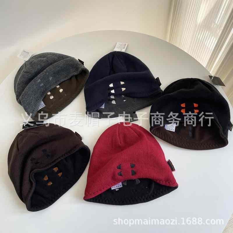 秋冬 成人 両面に単 糸の 頭 帽子を かぶって います。