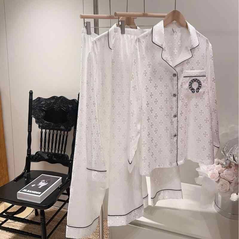 カップルの 氷の パジャマ 春の 夏の 甘い 女性の シルクの ジャカードの 刺繍の 家庭 服の スーツの 男性の 秋製品カテゴリー: スーツ生地名: 模造シルクスタイル: スーツ,豪華で高貴な主な生地構成: ポリエステル繊維(ポリエステル)厚さ: 薄い部分生地の厚さ(重さ): 中程度 (181-200g/平方メートル)首輪の種類: ラペル袖丈: 長袖パンツの長さ: ズボン機能: レジャー,通気性のある,睡眠,入浴する,弾力性,楽しい,ホーム,暖かい,いいね,快適な,屋外でも着用可能,その他市場投入までの時間: 2025年春適した季節: 夏,春,秋適用可能なシナリオ: 屋外,ホーム,ホテルの風呂場,ウェディングフォトスタジオ色: ジャガードクロニューブラック(メス),ジャガードクロニューブラック(メンズ),ジャガードクロニュホワイト(女性),ジャガードクロウ ニューホワイト(メンズ)サイズ: M,L,XL,XXL,XXXLブランド: 真夏のマンダンス出身地: 台州市国境を越えた輸出専用の供給源ですか?: はい主な生地成分の含有量: 90% (含む)-95% (含まない)