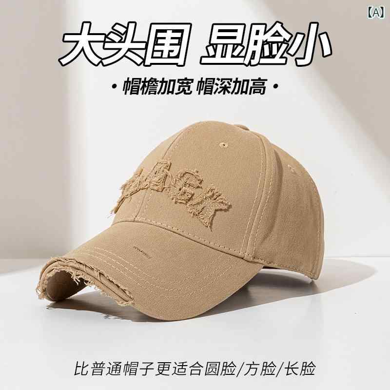 ハード トップの 野球 帽の 女性は 穴を 開けて 古い ことを して、 大きい 頭の 周りを 深く して 顔を 見せます。
