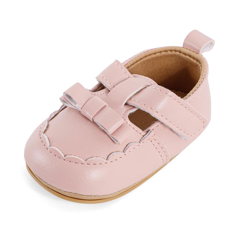 [ESTAMICO] ベビーシューズ ドレスシューズ ベビー フォマールシューズ 子供靴 女の子 マジックテープ 滑り止め 軽量 結婚式 七五三 誕生日 バースデイ<p>オシャレでかわいいベビードレスシューズはシーンやコーディネートに合わせてご利用いただけます。出産祝いやギフトにもおすすめです。</p><p>靴底には滑り止めが付いているので、もうつかまりたちができる赤ちゃんも安心して履ける設計です。</p><p>ベビーシューズは赤ちゃんのファーストシューズにぴったり。</p><p>アッパーの素材：PU、ソールーの素材：エコPVC、留め具のタイプ：ベロクロ式</p><p>つま先の適度なゆとりがあるラウンド形状で足が痛くなりにくいです。</p>