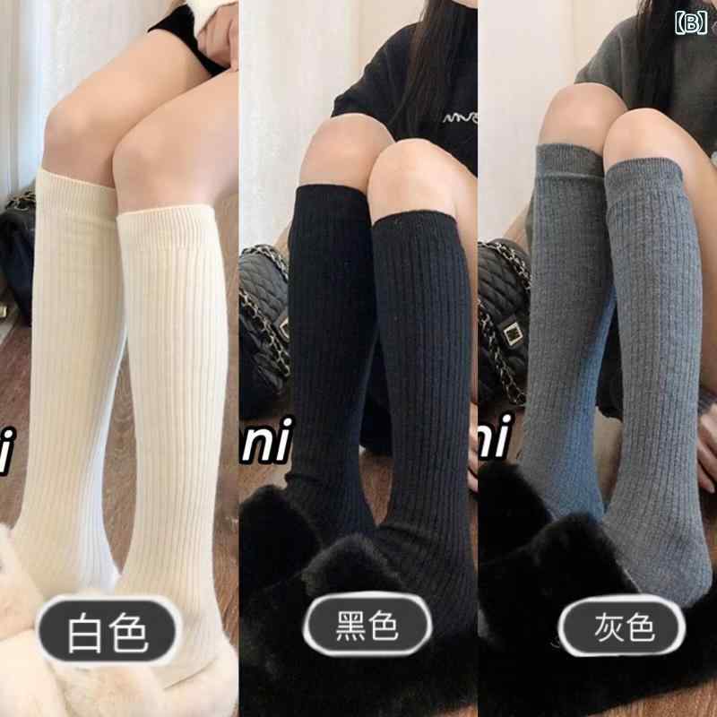 春秋 タイプの 乳 白の 縦 紋の 下腿の 靴下の 女性は やせて います。