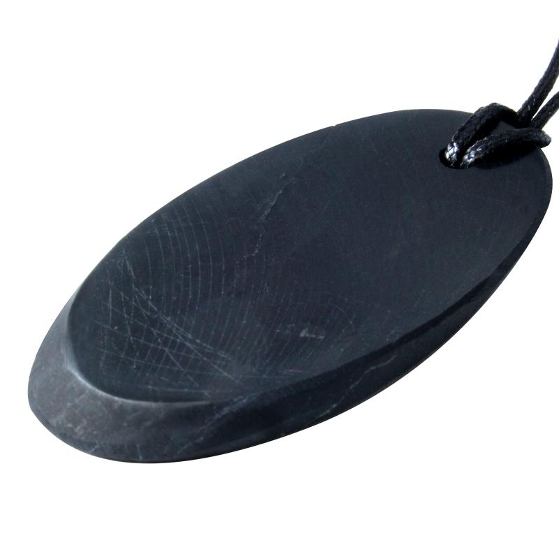 シュンガイトペンダントネックレス。 カレリア産の ロシア産天然ヒーリングストーンがされています-電磁場放出防止、チャクラ調整、手作りの宝石、精製石