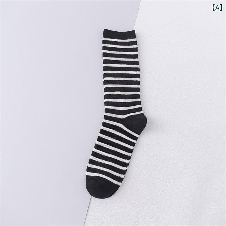 色を 突いて 靴下の メーカーの 直接 販売の 靴下の 女性の双 針の 精 櫛の 綿の 靴下の 中 筒の 日系の 少女の ストライプの 学院の 靴下を 積みます。