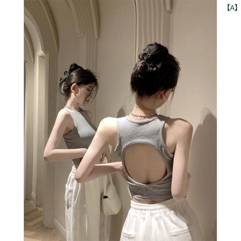 アメリカの ギャルの 小さい ガーターの 美 背の 少女は 胸の クッションを 持って います。(x2)