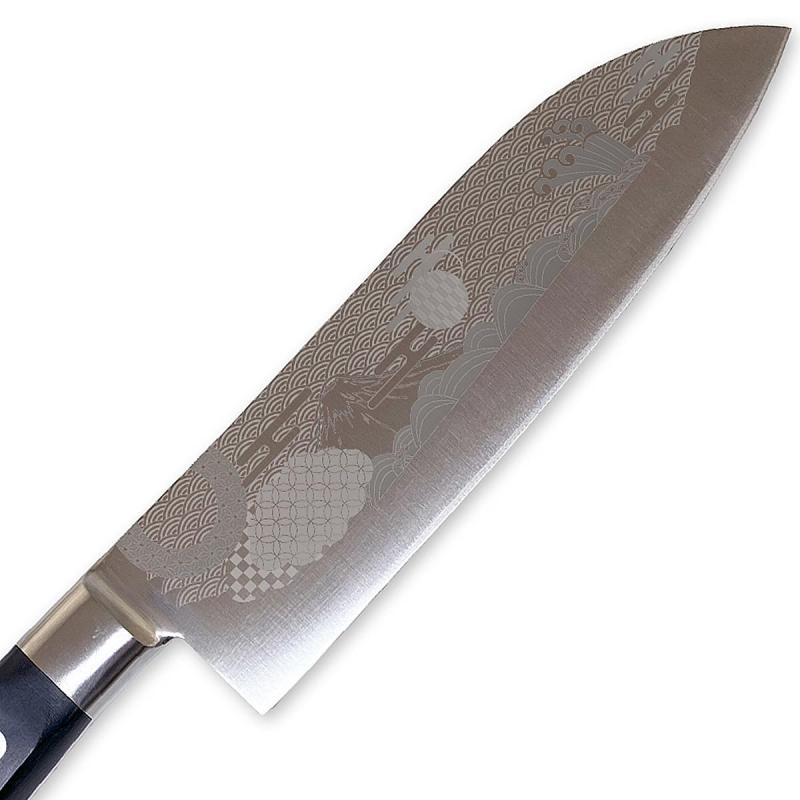 匠美風 大根 包丁 透かし彫り 富士山 三徳包丁 170mm 刃渡り 170mm モリブデン鋼 AUS-8 日本製・種類：三徳 ・全長：約300x48x15mm ・刃渡り：約 170mm 商品重量：約195g・素材：モリブデン鋼 AUS-8・ハンドル：積層合板日本が誇る関の名刀に「透かし彫り」の技法を使用し文様を施しました。紙幣の透かしのようにさりげなくお洒落に施された文様は、見る角度によって色んな表情を醸し出してくれます。ハンドルも水に強く、腐食しにくい積層合板仕上げです。これによって、ズッシリとした手応え切れ味を実感できます。・一つひとつ手作りのため、サイズや色合い等が写真と若干異なります。・柄の一部を予告なしに変更する場合がございます。