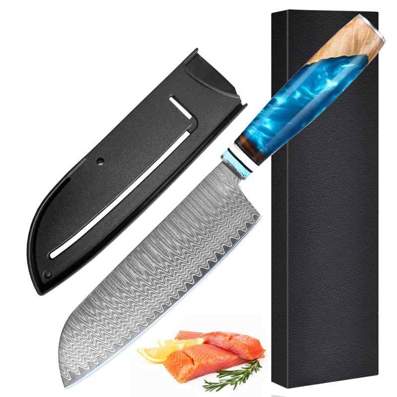 Utaki 両刃ダマスカス・三徳包丁 白波流砂刃紋のダマスカス（VG-10鋼芯） 刃渡り177mm・全長312mm V金10合鋼芯 野菜、肉、魚と何にでも対応【両刃ダマスカス・三徳】 【全長】約312mm 【刃渡り】約177mm 【刃幅（刃元）】約47mm 【背の厚み（刃元）】約2mm 【刃材】67層ダマスカス 【刃紋】白波流砂紋 【芯材】VG-10号 【柄長】約125mm 【柄材】渦巻紋樹脂と天然木 【刃】両刃 【重量】約179g 【硬度】62±1度 【利き腕】左右共通【ポリプロピレン樹脂と天然木ハンドル】ハンドルは衛生的であり、かつ非常に強固なポリプロピレン樹脂と天然木を使用し、手になじむ形状に仕上げられています。【V金-10号芯材】V金-10号合金鋼、高硬度VG-10号鋼芯材を採用、高い硬度だと良い切れ味が長持ちするから、切れないストレスを感じません。【保管方法・ご注意】ご使用後は水分をよく拭き取っておいてください。（特に刃の部分） 乾燥機のご使用は避けて下さい。柄の部分の痩せや割れの原因になる事があります。