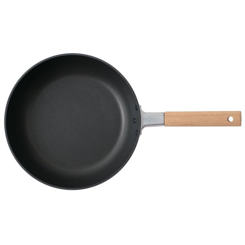 ambai アンバイ フライパン 28cm HAK-004 小泉誠デザイン 日本製日本製の高品質: 職人技術が光る国内生産のフライパンで、細部まで丁寧に仕上げられた信頼性の高い製品です。長く愛用できる耐久性と安心の品質を実現しています。小泉誠デザイン: 著名デザイナー小泉誠氏による洗練されたデザインで、機能性と美しさを両立。キッチンに馴染む上品なフォルムと使いやすさを追求した設計が特徴です。28cmの使いやすいサイズ: 家族の料理に最適な28cmサイズで、炒め物から焼き物まで幅広い調理に対応。十分な調理スペースを確保しながら、扱いやすい大きさです。ambaiブランドの理念: 「ambai（アンバイ）」は「良い塩梅」を意味し、使い手にとって心地よいバランスを追求したキッチンツールシリーズ。毎日の料理を快適にサポートします。多用途な調理対応: 炒める、焼く、煮るなど様々な調理方法に活用できるフライパンで、日常使いから本格的な料理まで幅広く対応。熱伝導性に優れ、効率的な調理が可能です。