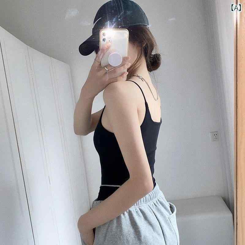 小さい ガーターの 女性の 純粋な 欲の ギャルは 胸の パッドの 白い ベストを 持って います。