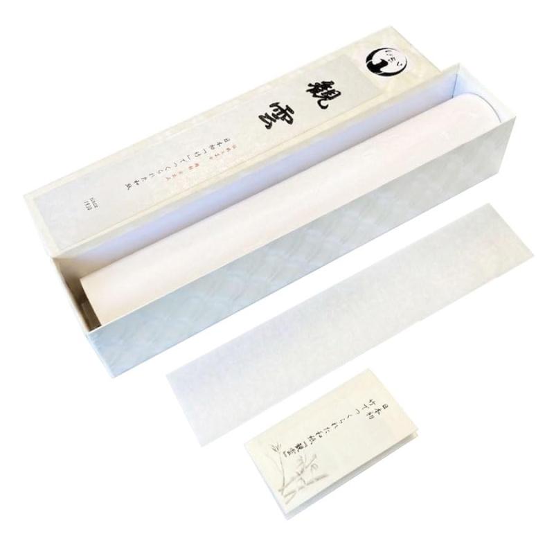 因州和紙 観雲 手漉画仙紙 半切10枚入 書道用紙産地と製法: 鳥取県産の伝統工芸士・岡村日出正 作の手漉き画仙紙寒漉き製法: 水が冷たい冬に漉くことで繊維が締まり、なめらかな紙質を実現原料: 主原料に雁皮などを使用した高品質な和紙用途: 書道用としてだけでなく水墨画にも使用できる優れた書き味サイズと内容: 半切サイズ（約350×1360mm）10枚入り、しおり1枚付き伝統工芸品: 因州和紙の伝統技術を受け継いだ職人による丁寧な手作業で作られた画仙紙
