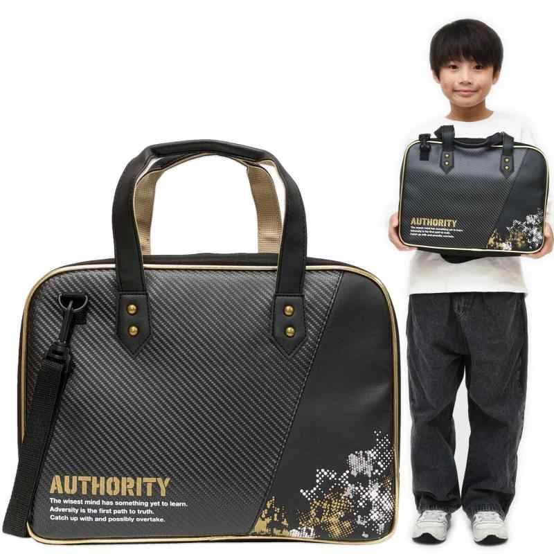 書道セット・オーソリティー 小学校 小学生 男子 男の子 かっこいい 習字セット 書道用具黒いショルダーベルト付きで、 肩に掛けて持ち運ぶことが可能です。【書道バッグサイズ】 ・約 横35×縦25×マチ6cm （持ち手部分含まず、本体底部分を採寸）【セット内容】 ・書道バック　ショルダーベルト付 ・中皿（フタ付） ・半紙ホルダー ・太筆 ・細筆 　 ・軽量プラすずり（4.5平） ・罫線入下敷 ・筆巻き 　 ・墨液（180ml） ・墨 ・水差し ・2本組文鎮：茶ゴールドのパイピングが映えるスポーティーな書道セット　習字セット