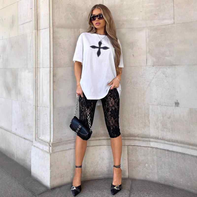 女性の レースの ファッションは セクシーで 上品な 雰囲気の 中で タイツを 身に つけて カジュアルな 休暇 パーティーを 身に つけま..