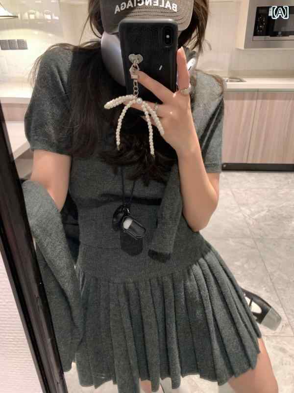 2 色の ニット セットの 雰囲気が ユニークで、 中には 3つの セットの クラシックな 色の 基礎単 列 ボタンが あります。貨物番号: 2321901パターン: 純色スカート長さ: ショートスカート流行の要素: ボタンクラフト: 高温定形発売年/季節: 2024年春生地名: カシミヤメイン生地成分: ナイロンブランド: その他カラー: グレー,ベージュサイズ: ワンサイズスタイルタイプ: 気質通勤メイン生地成分含有量: 30% (含む)-50% (含まない)スタイル: 知性風セットデザイン: スカートスーツクロスボーダーのスタイルタイプ: 上品さ適用性別: 女性スリーブタイプ: 通常の袖袖の長さ: 長袖クロスボーダーの供給源ですか: はい製品カテゴリ: カジュアルスーツ主要下流販売地域1: 欧米
