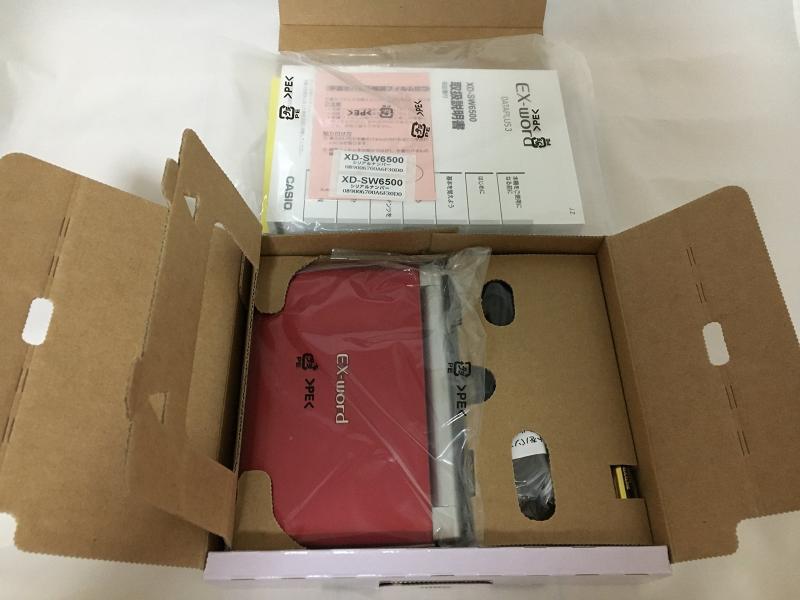 カシオ計算機 電子辞書 Ex-word XD-SW6500RD XD-SW6500RDXD-SW6500シリーズ画面サイズ：5型 / バックライト：対応 / タッチパネル対応 / キー配列：QWERTY辞書：国,漢,古,英和,和英,英英 / その他辞書：教育,学習,トラベル / 収録辞書数：100 / 音声発音：ネイティブ+合成拡張：SD,USB / 内蔵メモリ容量：50MB / テキスト読込：対応電源：単4乾電池 / 最大連続使用：130時間