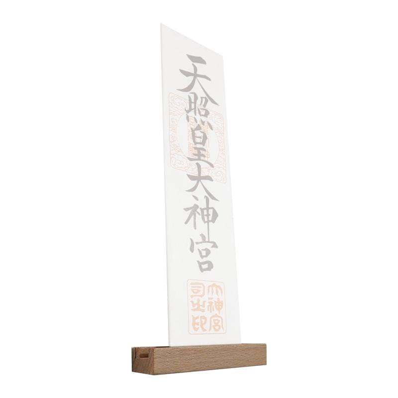 [Studio Plus] 簡易神棚 10cm幅 御札1枚にピッタリ 御札立て 神棚 モダン お札立て おしゃれ 御札 立て おふだ置き 神棚 モダン 神札ホルダー✅【神棚サイズ・素材】幅10cm×奥行2cm・天然木✅【シンプルなデザインの神棚】和室や洋室、マンションやリビングなどどんなお部屋にもなじむ神棚です。神棚のないご家庭でも、神社やお寺から授与された御札を大切にお祀りすることができます。✅【御札立ての特徴】埋め込み型の画鋲がついているので、購入してすぐに壁に設置することができます。✅【神棚・御神札の用途】家内安全出張安全・良縁・就職・仕事成就・怪我平癒・手術成功・厄災清祓・災難除・念願達成・結婚式・健康祈願・生育安全・旅行・新築・転居・マンション購入清祓・その他、諸祈願に最適です。