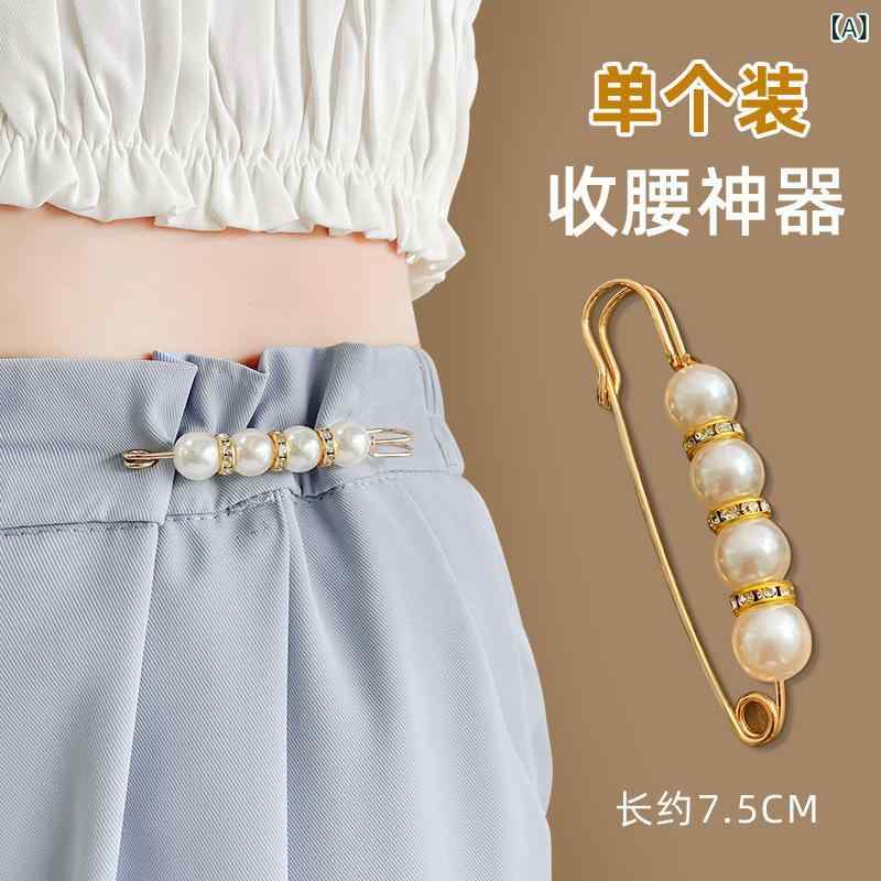 ズボンの 腰は 小さい ピンを 直して 腰の 神器の ブローチを 収めて 調整 します。