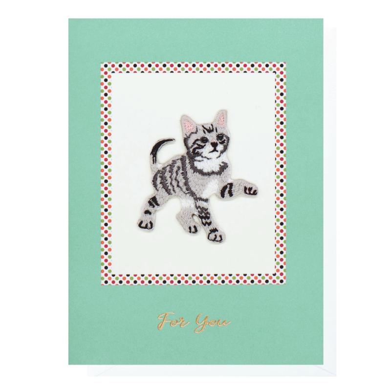 日本 製 【 メッセージ カード 猫 】 ペット アメショ アメリカンショートヘア リーフ ワーク カンパニー グリーティング カード サンキュー ありがとう 大人向け ハンドメイド 手作り 封筒【サイズ（約）縦×横】カード本体：13.0×9.5(cm) 封筒(定形内)：14.0×10.0(cm) 中紙：12.0×9.0(cm)【セット内容】カード本体+封筒（定形内）+メッセージカード　OPP袋で梱包刺繍でリアルに表現した愛らしいグレーの子猫のアップリケを水玉柄のフレームと優しい水色で引き立てた多目的カードです。刺繍の質感と金箔の文字により高級感を備えたカードに仕上げました。ポップでかわいらしいデザインで、なおかつ高級感もあるので、幅広い年齢の方に喜んでいただけます。 カード内側のスペース、または中紙に直筆のメッセージをお書きいただくことで、より一層気持ちが伝わることでしょう。メッセージは「For you」のシンプルな一言ですので、シーンを選ばずお使いいただけます。日頃の感謝の気持ちを手書きのメッセージに込め、大切な方への贈り物に添えてプレゼントしてください。 お客様のご使用になられる機器や端末環境、画面設定により、実際の商品と若干色合いが異なって見える場合がございますので、ご了承ください。