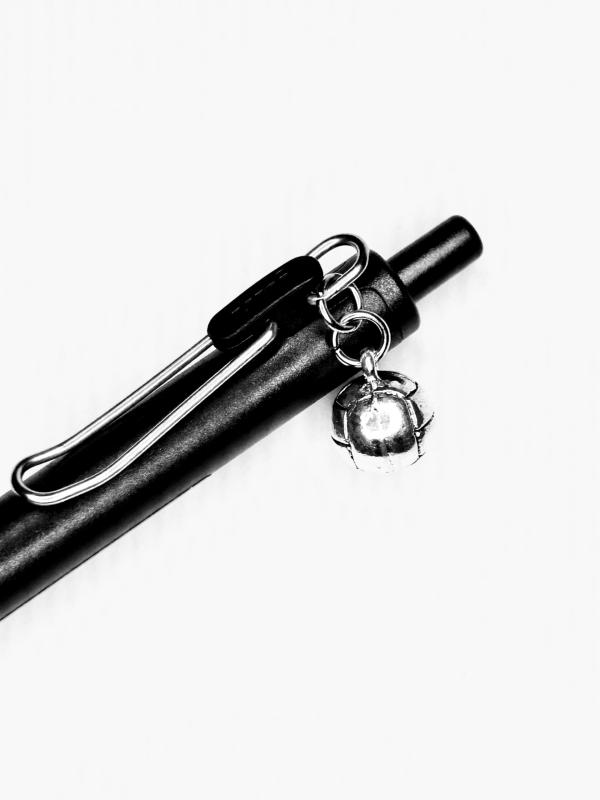 バレーボール バレー ボール 立体デザイン ボールペン 黒 0.5mmチャーム：　　真鍮製　縦14mm 横14mm 厚さ3mmボールペン：　 三菱 ユニボールワンシリーズ　先端0.5mm 黒軸インク：　　　にじまず、速乾性の高いゲルインク 黒色