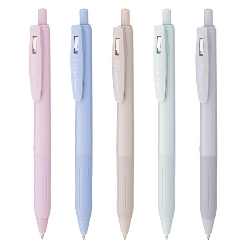 ゼブラ ジェルボールペン サラサクリップ 0.5mm くすみカラー5本セット P-JJ15-KSM-5C-AZ【サラサクリップ】色数豊富でさらさら書き味としたボールペン【特長】さらさらとしたなめらかな書き味/耐水性に優れた水性顔料インク/濃くにじまず鮮やかな発色【使用用途推奨】事務用やノート書きに【仕様】軸：樹脂・ラバーグリップ付き／ペン先：エアタイトシステム搭載／クリップ：バインダークリップ式【軸色】スモークピンク、スモークブルー、セサミラテ、ミストグリーン、ライトグレー