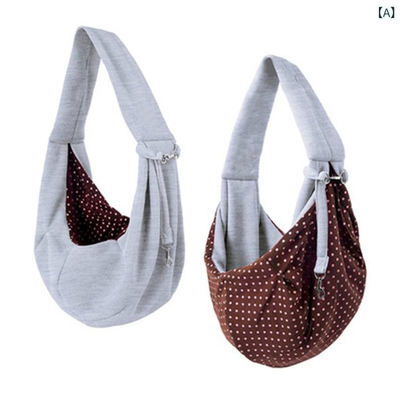 猫 専用の 犬は、 ショルダーバッグに 斜めに またがって ペット バッグを 持って います。