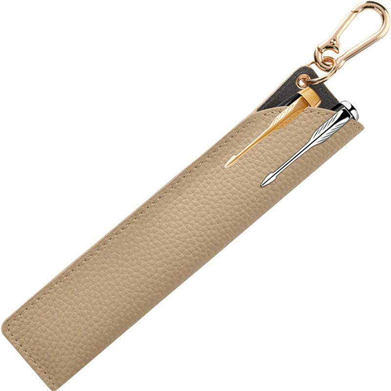 ペンケース 牛革 一本差し ペンホルダー ペンホルダー スリム シンプル 万年筆 ストラップ ペンホルダー 収納しやすく取り出しやすい素材：PUレザー、優れた質感、滑らかな感触 仕様: 16*3.5cm。色: 黒、ピンク、アプリコット、ダークブラウン。 4色からお選びいただけます。メンテナンス：インクなどの汚れがついた場合は水で拭き取ることができるので、メンテナンスが簡単です。質感、発色性に優れ、革自体の張りを生かしてスリムな美しいシルエットを実現。場所を取らず、ジャケットの内ポケットにも入れられます。小型サイズ：場所を取らずにバッグに簡単に収納できますギフトとしてもおすすめ：誕生日プレゼント、父の日、記念日、バレンタインデー、入学祝い、就職祝いなどにも最適です。ベストチョイス♥男女兼用：仕事、学校、旅行、カードケースなどに適しています。 散歩、ショッピング、買い物や食事、デートなど。 様々なシーンで使用することができます。取出しは非常に便利、毎日の書き込み、署名、メモするなどの使用がもっと便利に カラーバリエーションも豊富です 女性の贈り物に最適ですお友達や娘さんの誕生日、クリスマスプレゼントにおすすめです 母の日、父の日、バレンタインデー、ホワイトバレンタインデー、誕生日、ク