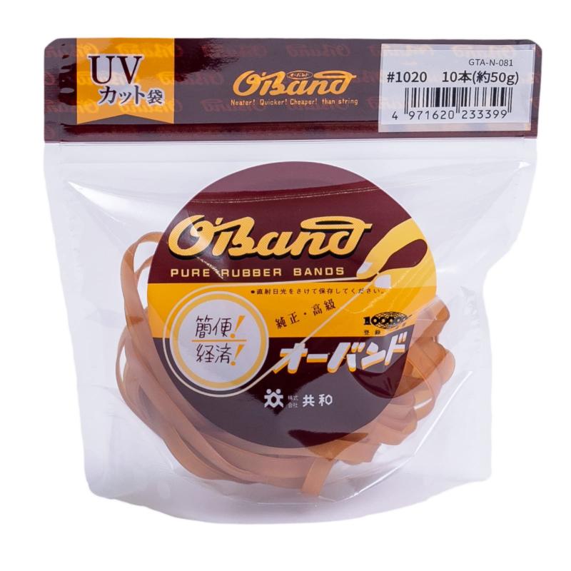 輪ゴム オーバンド #1020 < 50g透明袋 > アメ色 太い幅 少量 包装 ゴムバンド 全サイズ73 共和輪ゴムのサイズ : #1020 ( 1020号 ) 内径254mm / 折径400mm / 切幅6mm / 厚さ1.1mm内容量: 10本 (約50g)内容量の本数は、平均値から求めた参考値となります。誤差が見込まれますのでご了承ください。推奨結束径： 1430～1770mm(1重巻きを想定した参考値)主材料：天然ゴム、規格：JIS認証(JIS Z 1701)、環境規制のRoHS2・REACH対応品