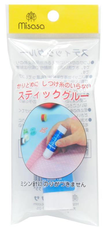 ミササ misasa スティックグルー (布地用仮止めのり) No. 8124しつけのかわりに使える布地用仮止めのりです。水で洗い流せ、無酸性で成分は無害です。薄いニット地等で生地端が丸まってしつけが難しい時に便利です。縫っている時にミシン針などに、のりがこびりつくことがありません。長時間空気にさらされると固くなります。ご使用後は必ず密栓して、幼児の手の届かないところに保管してください。仮止めの後、はがしたい時は水をつけてください。水洗いできないものや、ビロードのように毛羽だった生地、ドライクリーニングが必要なものには使用しないでください。