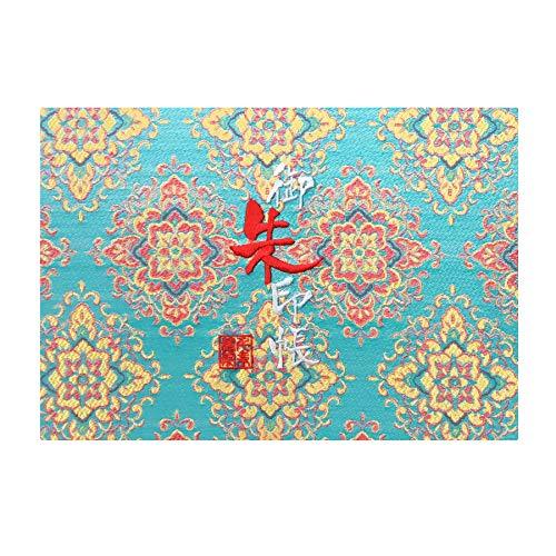 千糸繍院 御朱印帳WM【浅葱華孔雀】西陣織 金襴装丁/刺繍文字 蛇腹式48ページ 見開き中判高価な西陣織の金襴生地で装丁した全48ページの蛇腹式の見開き中判サイズの御朱印帳です。表紙の「御朱印帳」文字はカッコイイ筆文字書体を刺繍で仕上げていますので、文字に立体感があります。本文（ご朱印ページ）は、レギュラータイプの上質で厚みのある白色奉書紙もしくは当店が御朱印帳専用に抄いたオリジナルで、白色奉書紙より更に厚みがあり墨書きに最適で裏写りの少ない生成りの特選奉書紙の2種ございます。手漉きの和紙でお包みしています。サイズ：約23.2cm×16.2cm×1.7cm／ご朱印スペース：全48ページ（表紙の裏の貼り付けたページを含みます。）