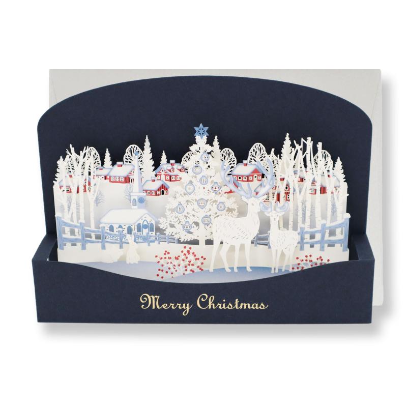 日本 製 立体 クリスマス カード 雪景色 リーフ ワーク カンパニー ポップアップカード 封筒 付き メッセージカード 3D おしゃれ お祝い グリーティング 大人 向け ハンドメイド 手作り セッ【サイズ（約）縦×横】カード本体：11.0×15.5（cm） 封筒(定形内)：11.5×16.5(cm) メッセージカード：5.5×9.0(cm)【セット内容】カード本体+封筒（定形内）+メッセージカード　OPP袋で梱包雪景色をレーザーカットで繊細に表現したポップアップカードです。淡いブルーと赤色との絶妙なバランスが美しい、物語りが生まれる様なエレガントで大人向けのクリスマスカードです。インテリアとしてお部屋に飾っていただくとクリスマスをより一層演出してくれるでしょう。質感と高級感を兼ね備えた大人向けのデザインですので、受け取った方に感動していただけます。付属のメッセージカードに直筆のメッセージをお書きいただくことで、より一層気持ちが伝わることでしょう。クリスマスをより一層華やかに演出するデザインで、大切な人へのクリスマスプレゼントにそっと添えたり、遠くで暮らす家族や友人へ普段はなかなか口に出せない想いをメッセージに込めてお送りしてみてはいかがでしょうか。 お客様のご使用になられる機器や端末環境、画面設定により、実際の商品と若干色合いが異なって見える場合がございますので、ご了承ください。