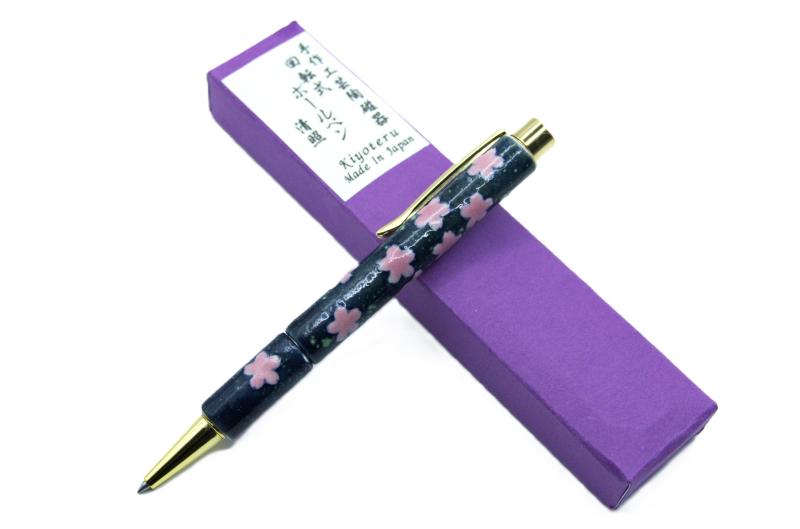 Kiyoteru 日本製 工芸磁器 回転式ボールペン 桜柄 青星 CL_CTP_256日本の伝統技能を用いた、手作りの天草（熊本）磁器を使用しています。磁器独特な光沢と滑らかな表面で、見た目が非常に美しく高級感があります。職人が一つ一つ手作りの 日本製芯の交換は可能です。　替え芯は、「4C（D1）規格」をご使用ください。使用上の御注意　：　磁器のため、強い衝撃を受けると割れまますのでご注意ください。
