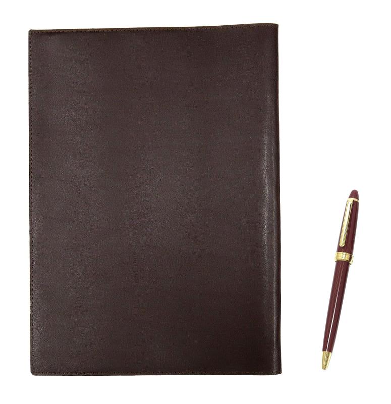 再生牛革B5ブック＆ノートカバー茶 ネオD-600ボールペンセット 赤 T23-B5-005C-600B-Rノート類は付属しておりません。セミB5サイズのノートに対応するブック＆ノートカバーとボールペン（赤軸）のセットノートカバー（茶） 材質：再生牛革（リサイクルレザー） サイズ：263mm×188mm×15mmペン 材質：樹脂 サイズ:全長136mm×軸径12mmノートカバー：OPP袋入り ペン：OPP袋入り
