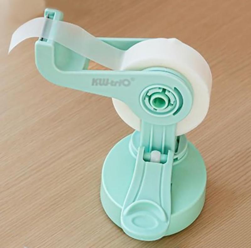 Wefitfix 吸盤付き テープカッター テープディスペンサー 安定性よい テープカッター小巻用 マスキングテープカッター 子供用テープカッター 切りやすい 360度回転可能 切る方向が調整可能 仕様：吸盤付き360度回転可能なテープカッター、重さ：69g、カラー：サイズ：93mm*50mm*91mm、対応テープ：小巻き・巻芯径：15mm以上・幅20mm以下・外径70mm以下の小巻きテープが使用可革新的な設計『回転可能』：テープカッターには360度回転可能な回転台と180度回転可能可能な臂が付いており、テープを異なった方向に切ることができます。そして、テープカッターが回転できることで、卓上だけでなく、テーブルの裏面（垂直方向）に吸着して取り付けて使用することができます。空間を最大限に利用できます。優れた安定性：吸盤タイプで卓上に吸着だけで使用できます。吸盤の吸着力がよくて、しっかりと吸盤が固定するのでテープだけを引き出しても本体がずれることもありません、子供でも安全に使用できます。*ハンドルを押すだけ設置完了、外すときハンドルを持ち上げるだけでいい。取り付けても外しても簡単で、子供一人でも使えます。優れた切れ味：特殊加工刃の採用で軽い力でよく切れ、切り口はギザギザにならずまっすぐキレイです。子供でも簡単に使えます。操作簡単、切断面もキレイで、誰でも失敗なくテープをキレイに切れます。コンパクト＆軽量：従来の置き型のテープカッターと比べ軽くて、サイズもより小さくなります。ただ69gの重さで子供でも持ち運びらくらく。いろいろなシーンに利用可能：吸盤で卓上に固定するため、通常品より軽く、工場、オフィスや店舗、家庭に最適です。コンパクトなサイズで、机の上に置いてもスペースをとりません。学生、DIY愛好家、オフィス、家用などいろいろなシーンに対応可能。