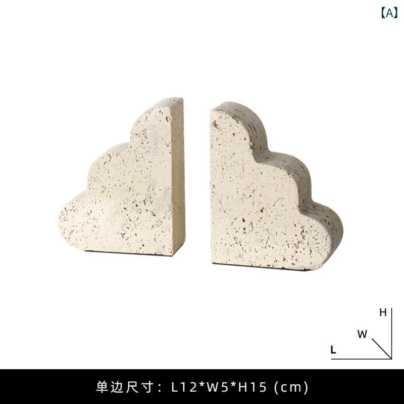 シンプルで 現代 的な 洞 石 書体の 本は 装飾 的な 幾何 学 的な 見本の 間の 書斎の 本棚の 雑誌の 本棚で 飾ら れて います。
