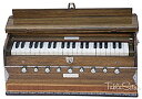 【中古】【輸入品・未使用】MAHARAJA Walnut Color Harmonium No. 5400w - 9 Stop - 3? Octave - With Coupler Comes with Book & Bag - Tuned to A440 (PDI-BDE) [並行輸入品]【メーカー名】【メーカー型番】【ブランド名】IM【商品説明】MAHARAJA Walnut Color Harmonium No. 5400w - 9 Stop - 3? Octave - With Coupler Comes with Book & Bag - Tuned to A440 (PDI-BDE) [並行輸入品]当店では初期不良に限り、商品到着から7日間は返品を 受付けております。こちらは海外販売用に買取り致しました未使用品です。買取り致しました為、中古扱いとしております。他モールとの併売品の為、完売の際はご連絡致しますのでご了承下さい。速やかにご返金させて頂きます。ご注文からお届けまで1、ご注文⇒ご注文は24時間受け付けております。2、注文確認⇒ご注文後、当店から注文確認メールを送信します。3、配送⇒当店海外倉庫から取り寄せの場合は10〜30日程度でのお届けとなります。国内到着後、発送の際に通知にてご連絡致します。国内倉庫からの場合は3〜7日でのお届けとなります。　※離島、北海道、九州、沖縄は遅れる場合がございます。予めご了承下さい。お電話でのお問合せは少人数で運営の為受け付けておりませんので、メールにてお問合せお願い致します。営業時間　月〜金　10:00〜17:00お客様都合によるご注文後のキャンセル・返品はお受けしておりませんのでご了承下さい。