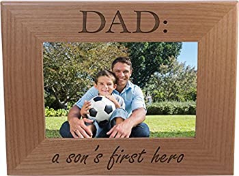 【中古】【輸入品・未使用】Dad: A Son's First Hero - Wood Picture Frame Holds 4x6 Inch Photo - Great Gift for Father's Day Birthday or Christmas Gift for Dad Gran