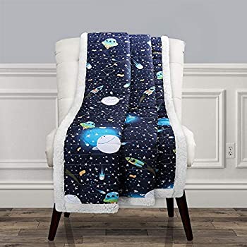 【中古】【輸入品・未使用】Lush Decor, Navy Universe Sherpa Throw-Outer Space Stars Galaxy Planet Rocket Pattern Reversible Blanket-60” x 50, 60 inch x 50 inch (