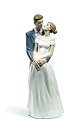 【中古】【輸入品・未使用】Nao figurine by Lladro 02001713 Unforgettable day 1713- Beautiful porcelain statue -Bride with a long dress and Groom, Kissing Couple,