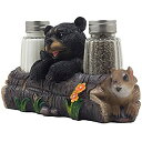 【中古】【輸入品 未使用】Decorative Black Bear and Squirrel Friend on Log Salt Pepper Shaker Set Figurine Display Stand in Rustic Lodge Table Decorations or C