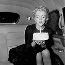 【中古】【輸入品・未使用】Buyartforless Happy Birthday マリリン・モンロー 24x24 写真プリントキャンバス ブラック&ホワイト