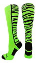 【中古】【輸入品・未使用】CrazyサファリTiger Stripe Over The Calfアスレチックソックス複数色 S グリーン【メーカー名】MadSportsStuff【メーカー型番】【ブランド名】MadSportsStuff【商品説明】CrazyサファリTiger Stripe Over The Calfアスレチックソックス複数色 S グリーン当店では初期不良に限り、商品到着から7日間は返品を 受付けております。こちらは海外販売用に買取り致しました未使用品です。買取り致しました為、中古扱いとしております。輸送中に外箱にダメージ等がつく場合が御座います。他モールとの併売品の為、完売の際はご連絡致しますのでご了承下さい。速やかにご返金させて頂きます。ご注文からお届けまで1、ご注文⇒ご注文は24時間受け付けております。2、注文確認⇒ご注文後、当店から注文確認メールを送信します。3、配送⇒当店海外倉庫から取り寄せの場合は10〜30日程度でのお届けとなります。国内到着後、発送の際に通知にてご連絡致します。国内倉庫からの場合は3〜7日でのお届けとなります。お届け日の詳細につきましては購入前にお問い合わせくださいませ。　※離島、北海道、九州、沖縄は遅れる場合がございます。予めご了承下さい。お電話でのお問合せは少人数で運営の為受け付けておりませんので、メールにてお問合せお願い致します。営業時間　月〜金　10:00〜17:00お客様都合によるご注文後のキャンセル・返品はお受けしておりませんのでご了承下さい。