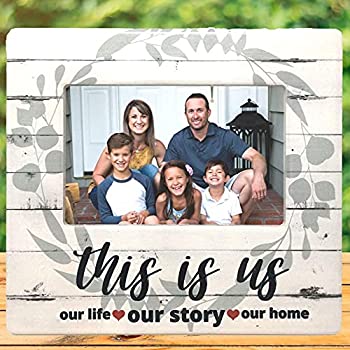 【中古】【輸入品・未使用】BANBERRY DESIGNS This is Us 写真フレーム ファームハウススタイルのテーマの家族写真飾り - セージグリーンリースの白塗りのバーンボード背景 【中古】【輸入品・未使用】BANBERRY DESIGNS This is Us 写真フレーム ファームハウススタイルのテーマの家族写真飾り - セージグリーンリースの白塗りのバーンボード背景