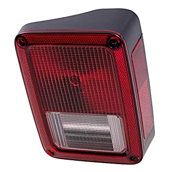 【中古】【輸入品・未使用】乗客用テールライト テールランプ 交換用 07-17 Jeep Wrangler 55077890AH CH2801177 AutoAndArt【メーカー名】AUTOANDART【メーカー型番】AA-2222-0551R【ブランド名】AUTOANDART【商品説明】乗客用テールライト テールランプ 交換用 07-17 Jeep Wrangler 55077890AH CH2801177 AutoAndArt当店では初期不良に限り、商品到着から7日間は返品を 受付けております。こちらは海外販売用に買取り致しました未使用品です。買取り致しました為、中古扱いとしております。他モールとの併売品の為、完売の際はご連絡致しますのでご了承下さい。速やかにご返金させて頂きます。ご注文からお届けまで1、ご注文⇒ご注文は24時間受け付けております。2、注文確認⇒ご注文後、当店から注文確認メールを送信します。3、配送⇒当店海外倉庫から取り寄せの場合は10〜30日程度でのお届けとなります。国内到着後、発送の際に通知にてご連絡致します。国内倉庫からの場合は3〜7日でのお届けとなります。　※離島、北海道、九州、沖縄は遅れる場合がございます。予めご了承下さい。お電話でのお問合せは少人数で運営の為受け付けておりませんので、メールにてお問合せお願い致します。営業時間　月〜金　10:00〜17:00お客様都合によるご注文後のキャンセル・返品はお受けしておりませんのでご了承下さい。